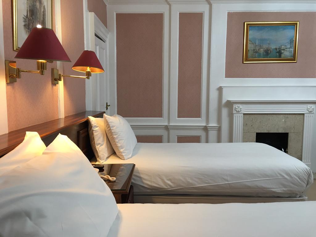 The Diplomat Hotel London Room photo